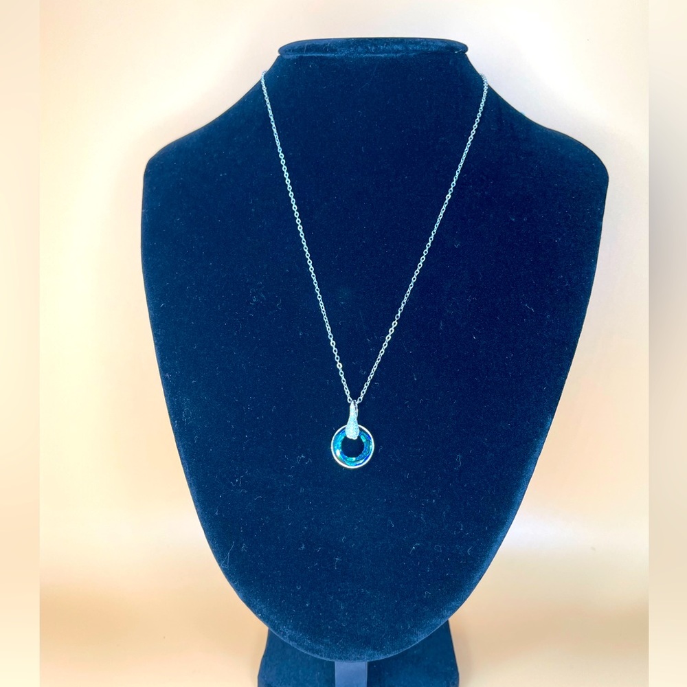 Eye catching necklace